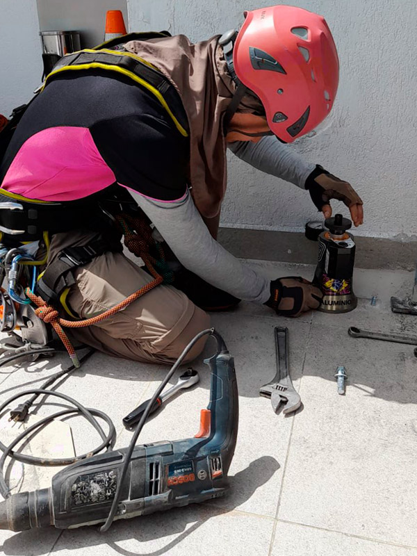 world-services-trabajos-en-altura-anclaje-seguridad4