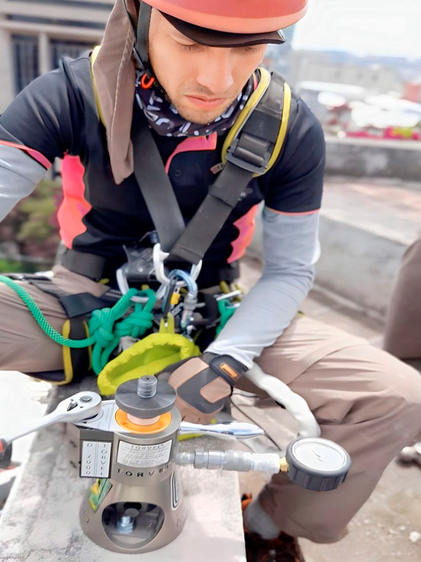 world-services-trabajos-en-altura-anclaje-seguridad8