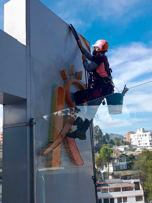 world-services-trabajos-en-altura-limpieza-vidrios4