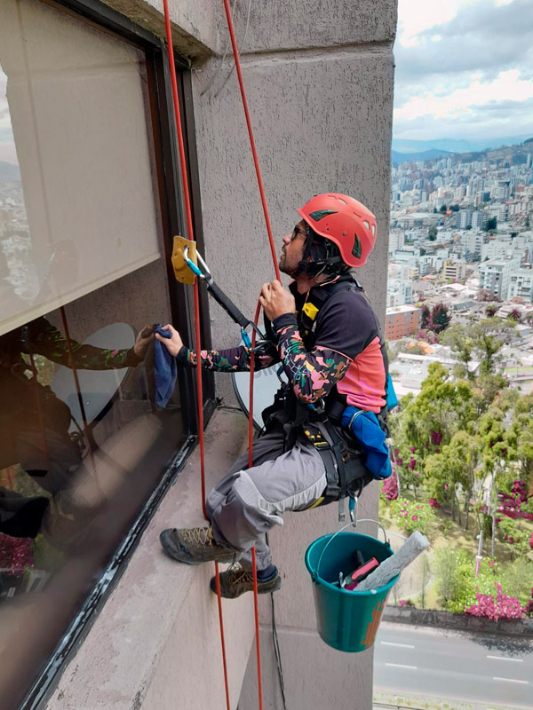 world-services-trabajos-en-altura-limpieza-vidrios5