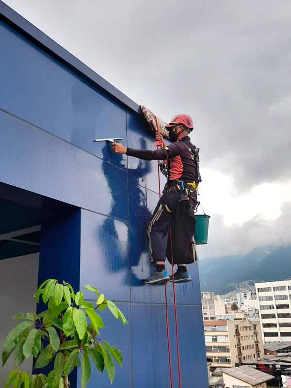 world-services-trabajos-en-altura-limpieza-vidrios6