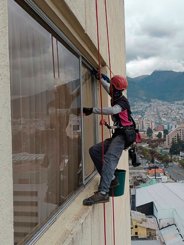 world-services-trabajos-en-altura-limpieza-vidrios8